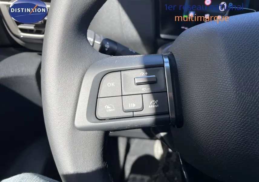 Gros plan sur les commandes au volant côté gauche du Citroën C4 Hybrid 145ch bleu Eclipse Metal, 2026.