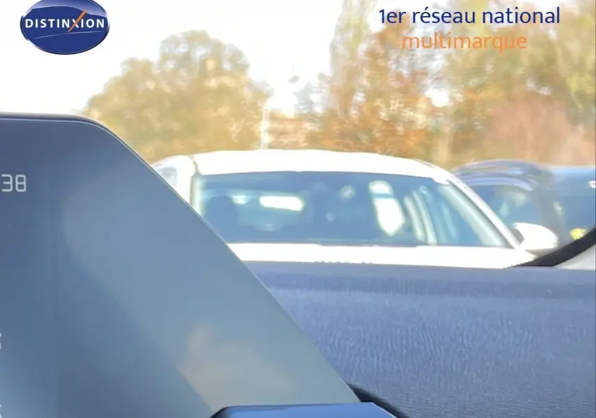Vue intérieure du tableau de bord d'une Citroën C4 Hybrid 145ch en bleu eclipse metal, avec affichage numérique partiel visible.