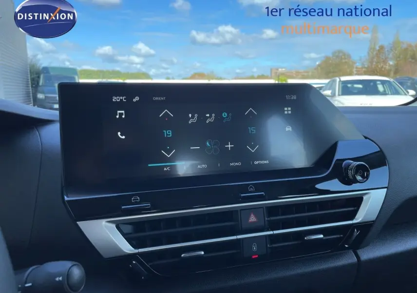 Écran tactile central du tableau de bord de la Citroën C4 Hybrid 2026, affichant la climatisation, vue intérieure frontale.