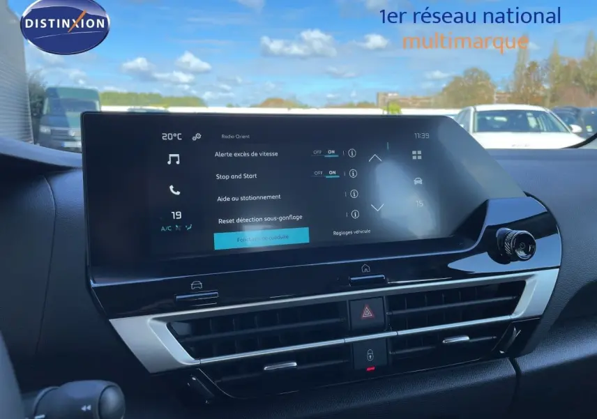 Tableau de bord de Citroën C4 Hybrid 145ch 2026 avec écran tactile affichant les réglages d’aide à la conduite.