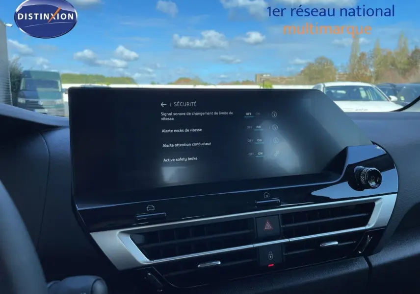 Écran tactile central affichant les réglages de sécurité dans l’habitacle d’une Citroën C4 bleu Eclipse Metal.