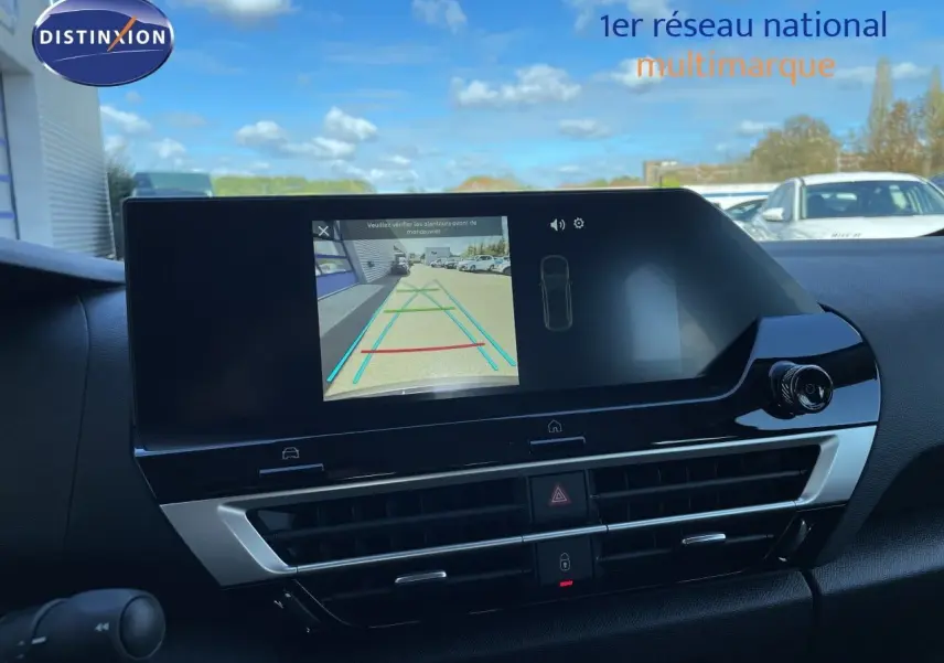 Écran central de la Citroën C4 Hybrid 145ch 2026 affichant la caméra de recul, avec tableau de bord noir et détails argentés.