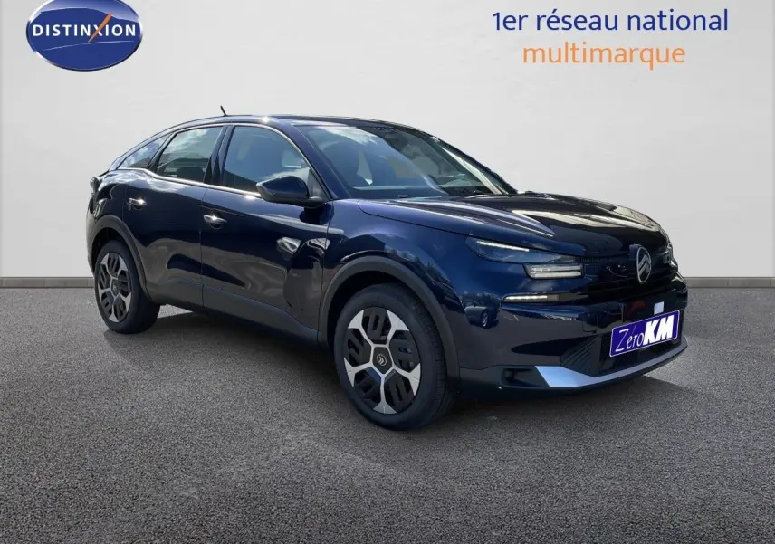 Citroën C4 Hybrid bleu Eclipse métal vue 3/4 avant droit avec détails modernes et jantes spécifiques.