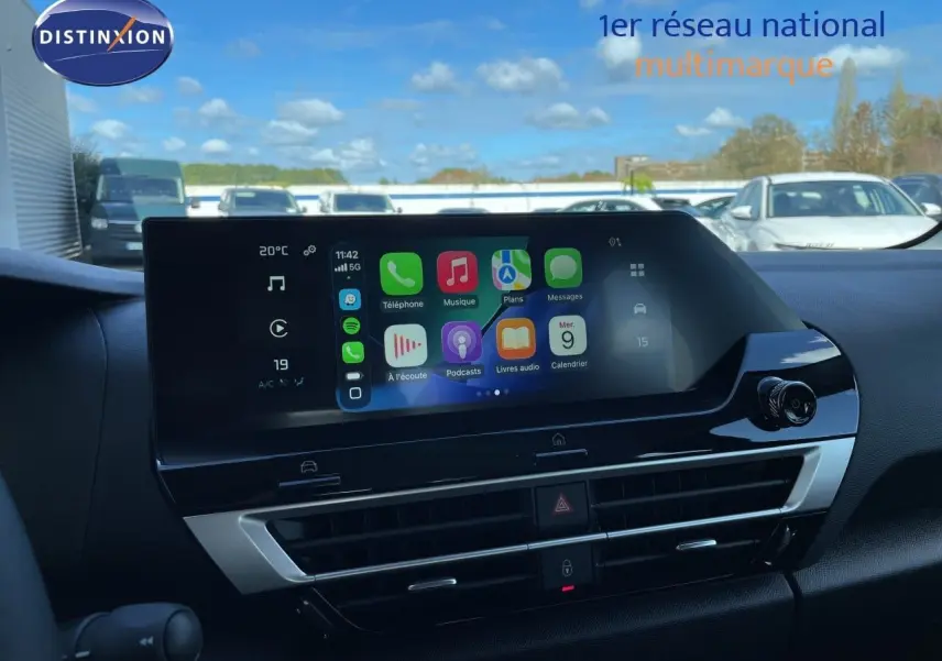 Vue intérieure centrée sur l'écran tactile du tableau de bord de la Citroën C4 Hybrid 2026, avec interface connectée visible.