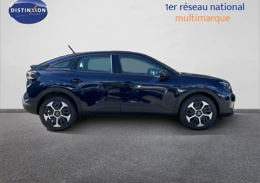 Profil droit d'une Citroën C4 Hybrid 145ch bleu éclipse métal, avec jantes au design moderne et lignes fluides.