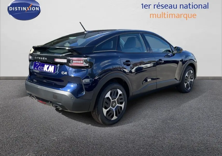 Vue 3/4 arrière droite d'une Citroën C4 Hybrid 145ch bleu eclipse metal avec jantes distinctives et feux LED.