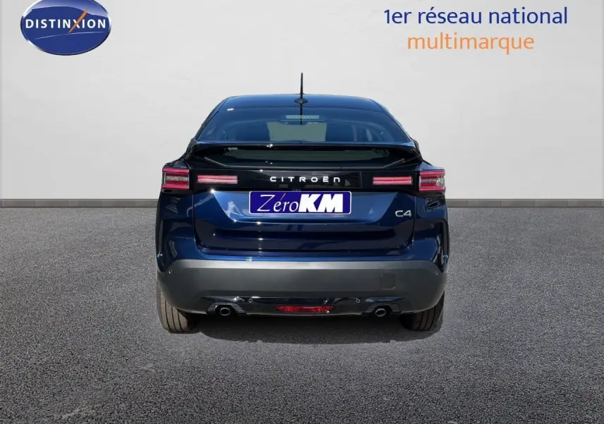 Vue arrière d'une Citroën C4 bleu eclipse metal 2026 avec feux LED et logo distinctif Citroën.