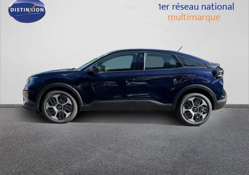 Profil droit d'une Citroën C4 Hybrid 145ch bleu éclipse métal, avec jantes distinctives et lignes modernes.