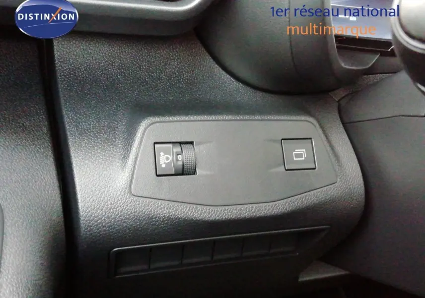 Détail du tableau de bord côté gauche du Citroën Berlingo XL blanc, montrant les commandes d'éclairage et de rétroviseurs.