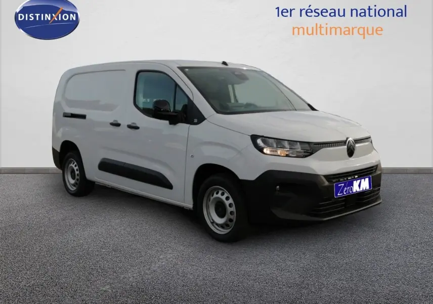 Vue 3/4 avant droit d'un Citroën Berlingo XL blanc icy avec protections noires et jantes acier.