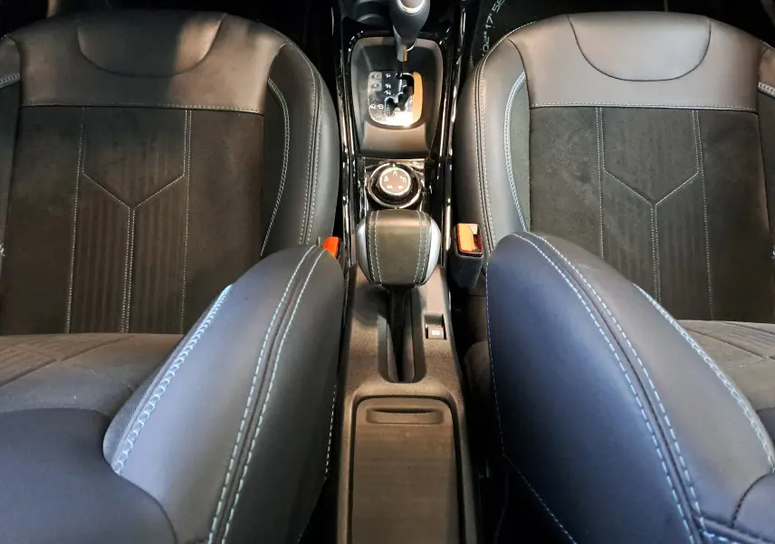 Vue plongeante sur la console centrale et les sièges noirs avec surpiqûres bleues du Peugeot 2008 Crossway 2019.