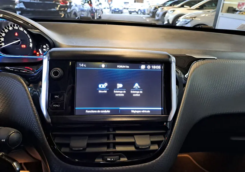 Tableau de bord noir de la Peugeot 2008 2019 avec écran tactile central affichant les réglages de conduite.