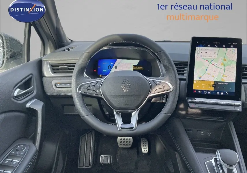Intérieur Renault SYMBIOZ 2024, vue centrée sur le volant cuir noir et l'écran tactile affichant la navigation.