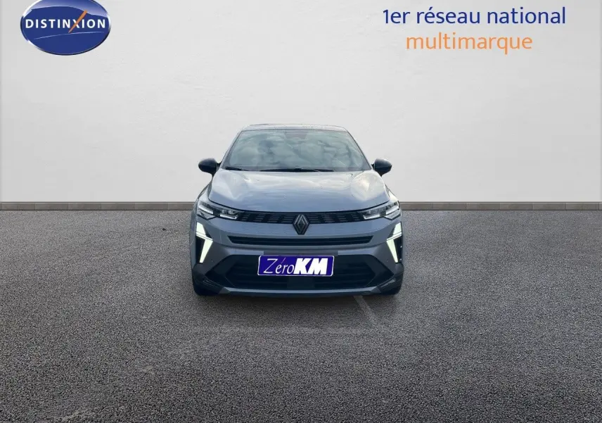 Vue frontale d'une Renault SYMBIOZ gris rafale 2024 avec feux diurnes LED allumés sur fond neutre.