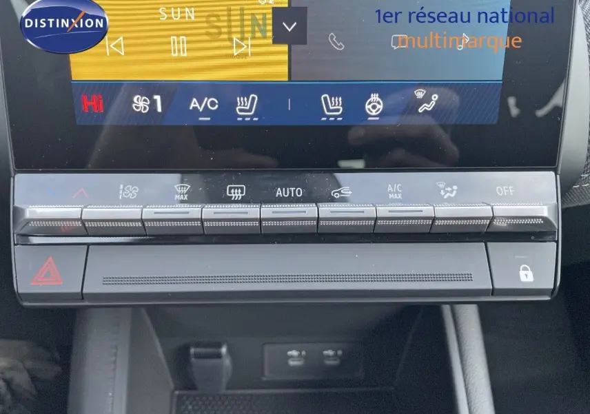Détail de la console centrale tactile avec commandes climatisation et multimédia du Renault Symbioz gris Rafale 2024.