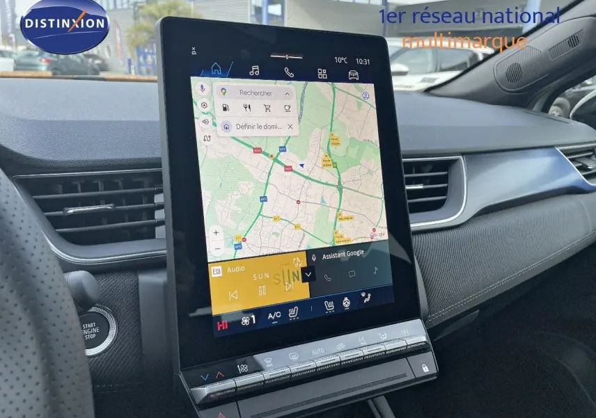 Vue intérieure du tableau de bord du Renault Symbioz gris Rafale 2024, avec écran tactile central affichant une carte GPS.