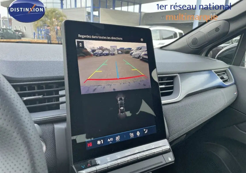 Vue intérieure du tableau de bord du Renault Symbioz gris Rafale, avec écran tactile affichant la caméra de recul.