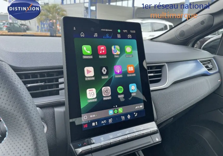 Tablette tactile centrale affichant des applications multimédia dans l'habitacle du Renault Symbioz gris Rafale 2024.