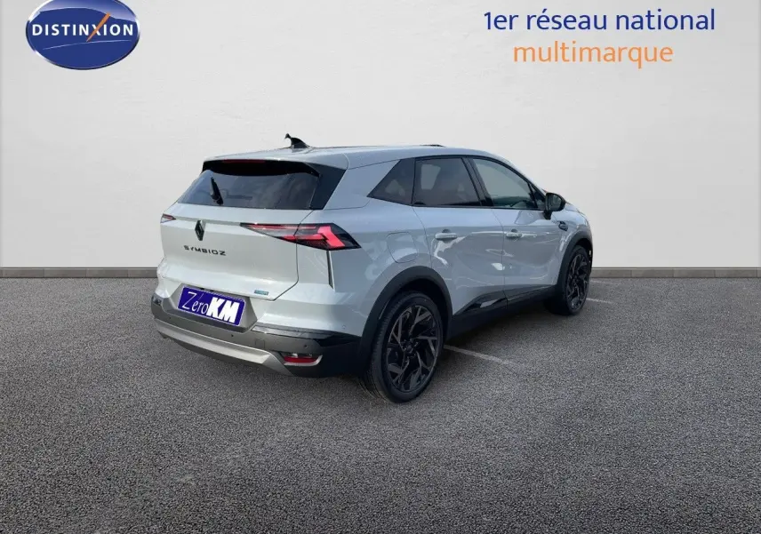 Renault Symbioz gris Rafale vu en 3/4 arrière droit, avec jantes noires et feux arrière LED distinctifs.