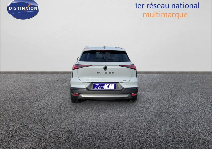 Vue arrière d'une Renault Symbioz gris rafale 2024 avec feux LED et hayon fermé sur sol bitumé.