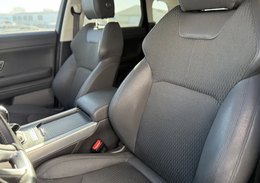 Gros plan sur les sièges avant noirs du Range Rover Evoque 2017, mettant en valeur la texture et la finition intérieure.