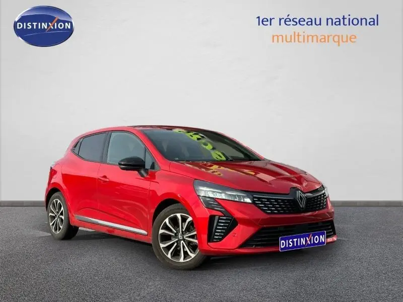 Renault Clio 1.0 TCe 90ch Techno rouge flamme vue 3/4 avant droit avec jantes alliage et calandre noire distinctive.