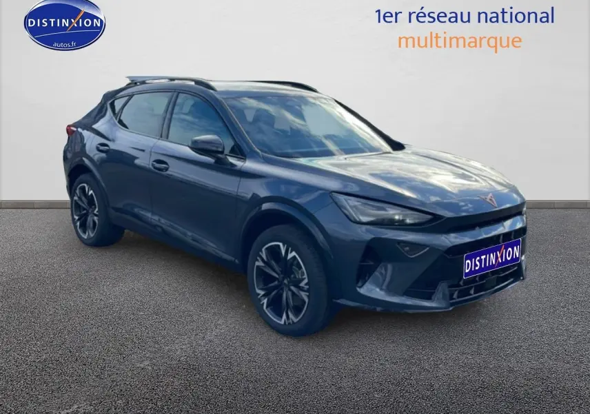 Vue 3/4 avant gauche du CUPRA Formentor gris magnétique avec jantes 18 pouces et barres de toit noires.