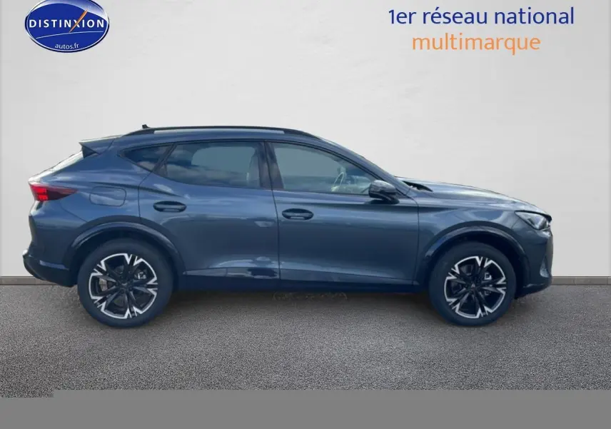 Profil droit d'un CUPRA Formentor gris magnétique 2026 avec jantes 18 pouces et barres de toit visibles.