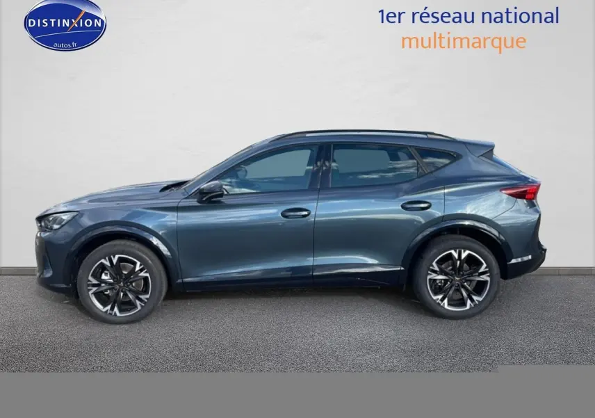 Vue de profil côté gauche du CUPRA Formentor gris magnétique 2026 avec jantes 18 pouces et barres de toit.