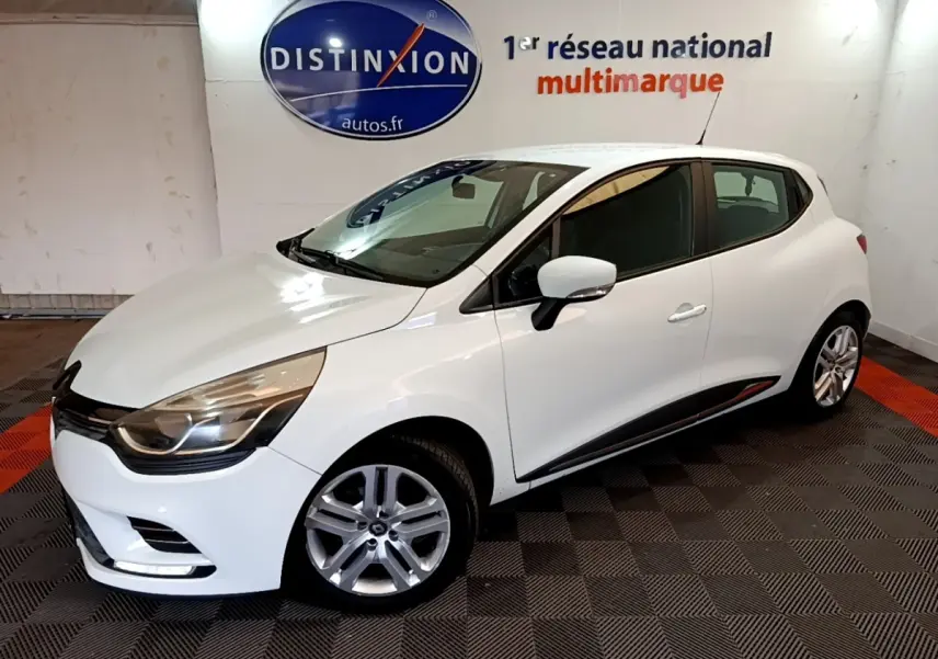 Renault Clio Zen Energy dCi 75 blanc vue 3/4 avant droit en intérieur avec jantes alliage et feux LED.