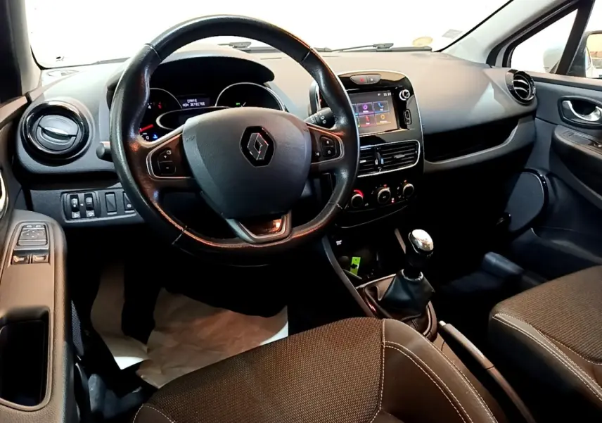 Vue intérieure avant de la Renault Clio Zen Energy dCi 75 2016, volant cuir multifonctions et écran tactile central.