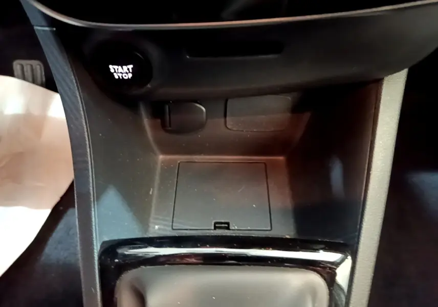 Gros plan sur la console centrale noire de la Renault Clio Zen Energy dCi 75 avec bouton Start/Stop visible.