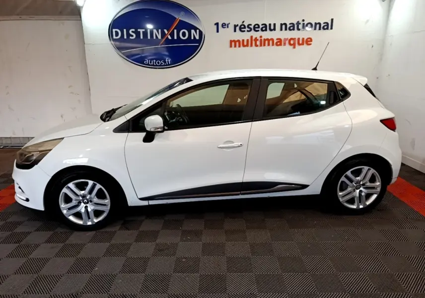 Profil côté gauche d'une Renault Clio Zen Energy dCi 75 blanche, avec jantes alliage et rétroviseurs assortis.