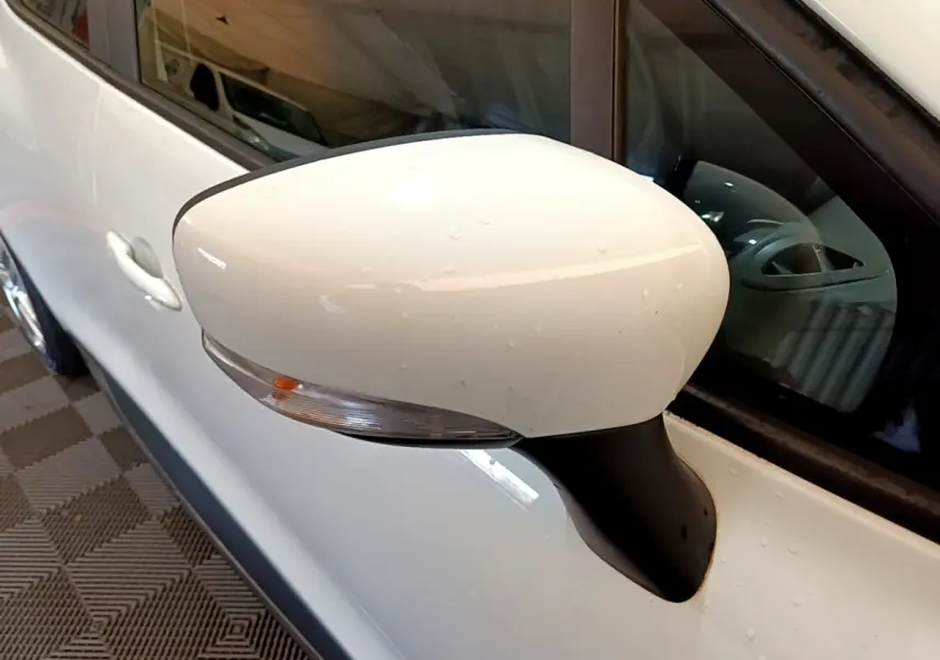 Rétroviseur extérieur blanc côté gauche de la Renault Clio Zen Energy dCi 75 avec clignotant intégré.
