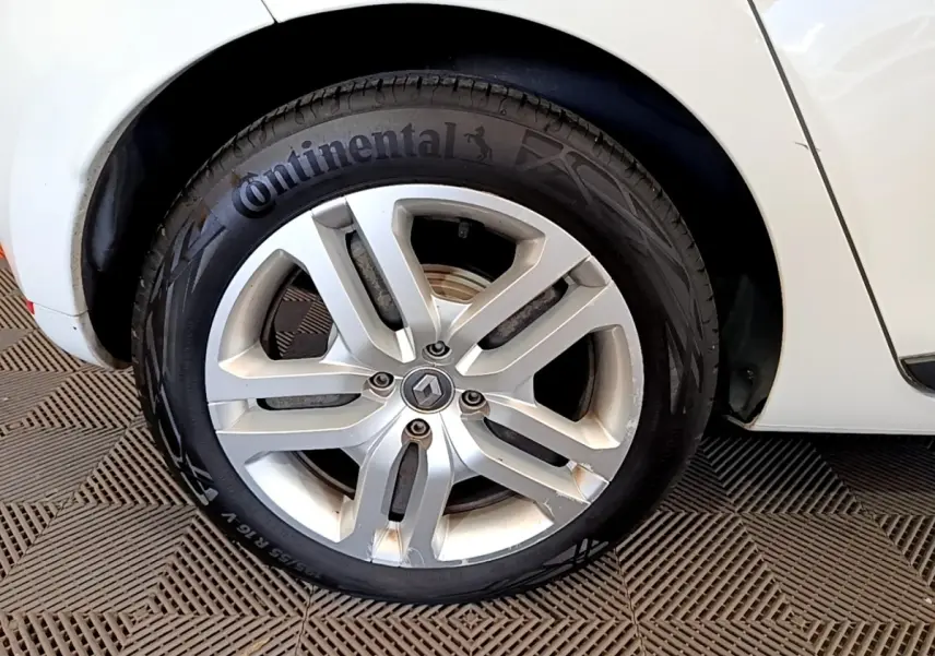 Gros plan sur la roue arrière droite blanche d'une Renault Clio Zen Energy dCi 75 avec jante alliage et pneu Continental.