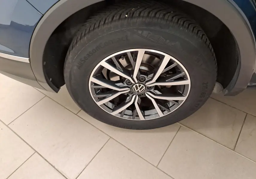 Gros plan sur la jante 17'' Tulsa noire et argent du Volkswagen Tiguan Nightshade Blue, côté arrière droit.
