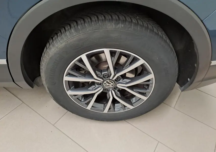 Gros plan sur la jante 17'' Tulsa en alliage du côté gauche d’un Volkswagen Tiguan bleu Nightshade.