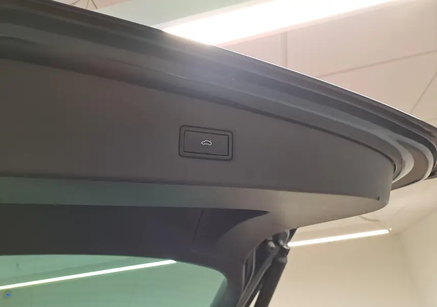 Bouton de fermeture électrique du hayon sur l'intérieur du coffre du Volkswagen Tiguan Nightshade Blue 2023.