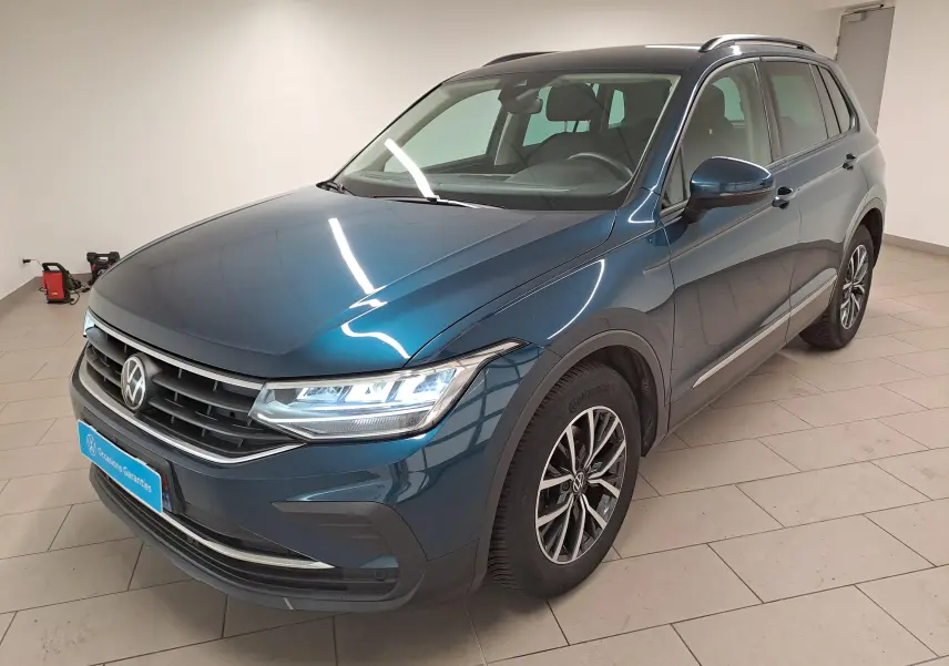 Volkswagen Tiguan 2023 bleu Nightshade en vue 3/4 avant droit avec jantes 17'' Tulsa et attelage escamotable.