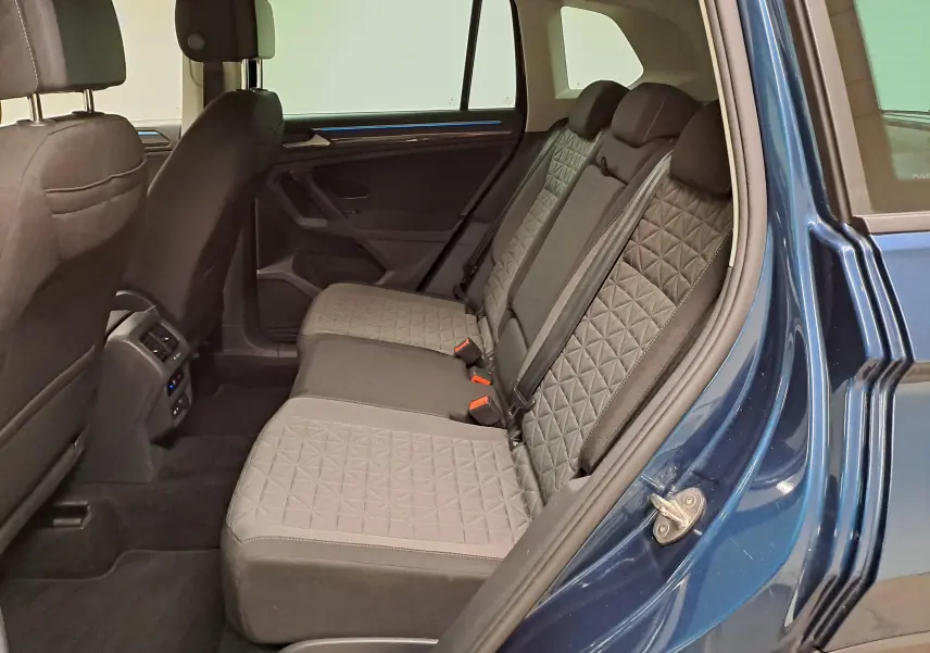 Vue intérieure côté droit des sièges arrière en tissu gris avec motifs géométriques du Volkswagen Tiguan 2023 Nightshade Blue.