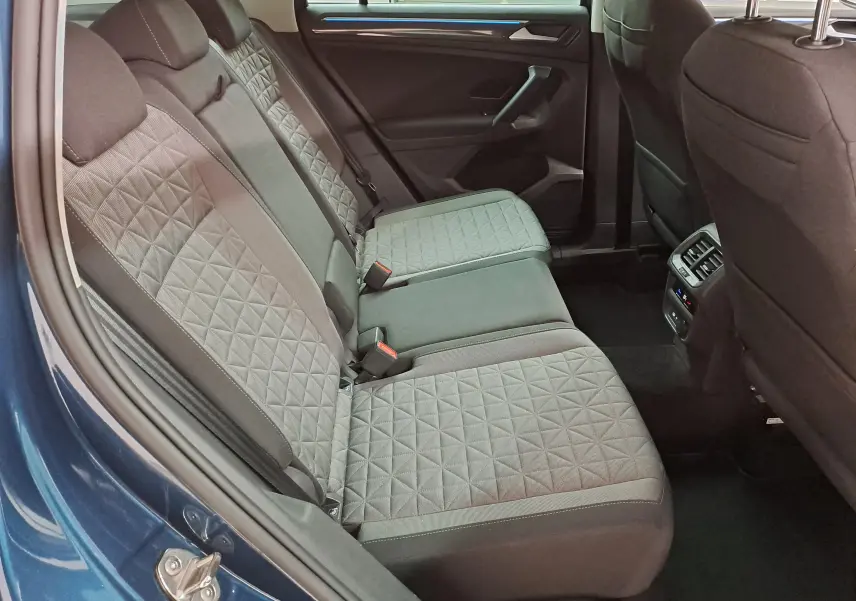 Vue intérieure côté gauche des sièges arrière gris avec motifs géométriques du Volkswagen Tiguan 2023 en Nightshade Blue.