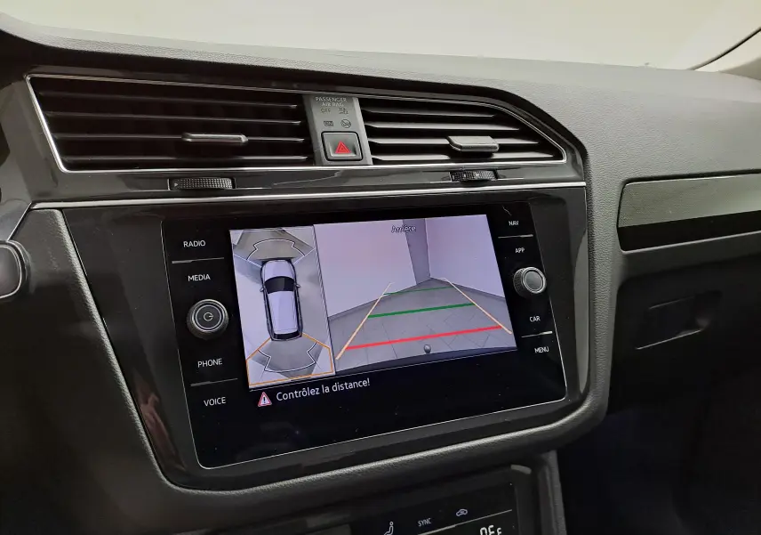 Vue intérieure du tableau de bord du Volkswagen Tiguan 2023, écran multimédia affichant la caméra de recul.