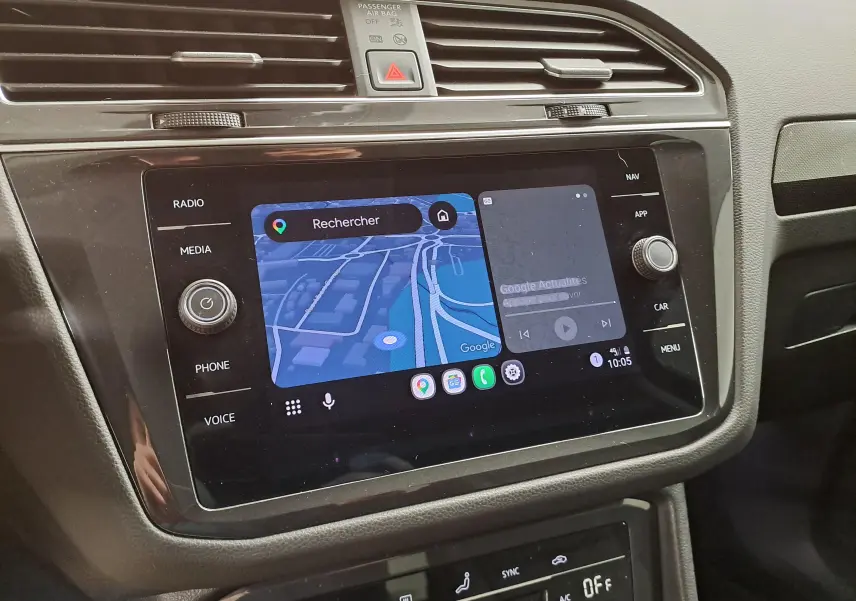 Vue rapprochée de l'écran tactile central du Volkswagen Tiguan 2023, affichant la navigation avec interface moderne.
