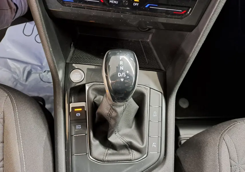 Gros plan sur le levier de vitesses automatique du Volkswagen Tiguan 2023, intérieur noir avec bouton Start Engine visible.