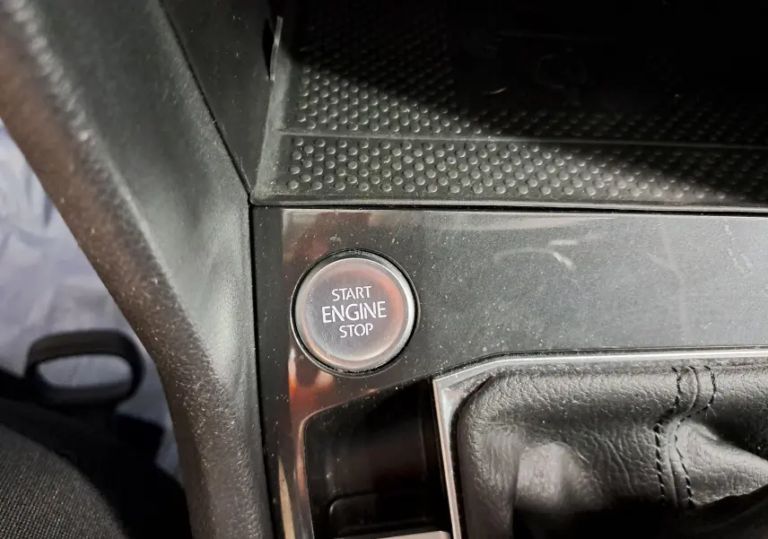 Gros plan sur le bouton Start Engine Stop et la console noire du Volkswagen Tiguan 2023 en intérieur.