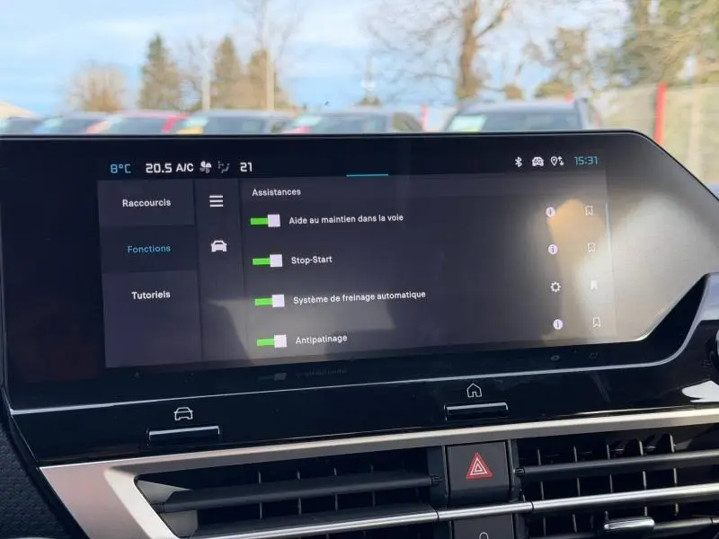 Écran tactile central du tableau de bord du Citroën C4 X 2025 affichant les aides à la conduite.