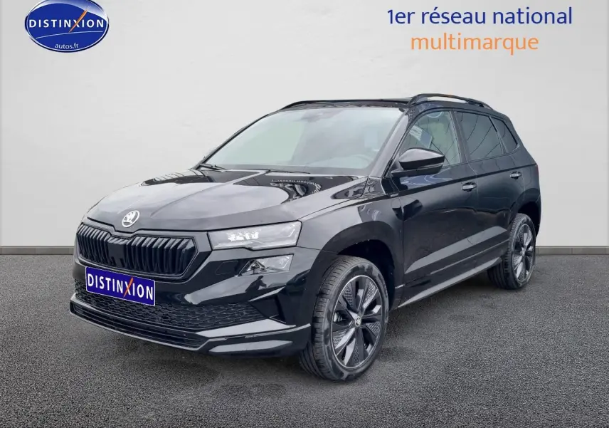 Vue 3/4 avant droite d'un Skoda Karoq noir 2025 avec jantes alu et barres de toit visibles.