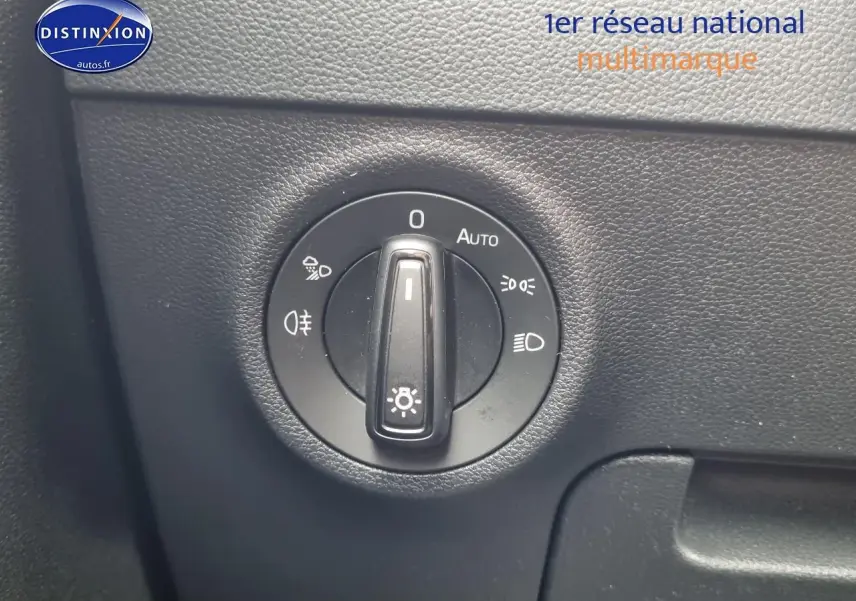Commande des phares circulaire noire sur tableau de bord noir d’un Skoda Karoq 1.5 TSI 150 Sportline 2025.