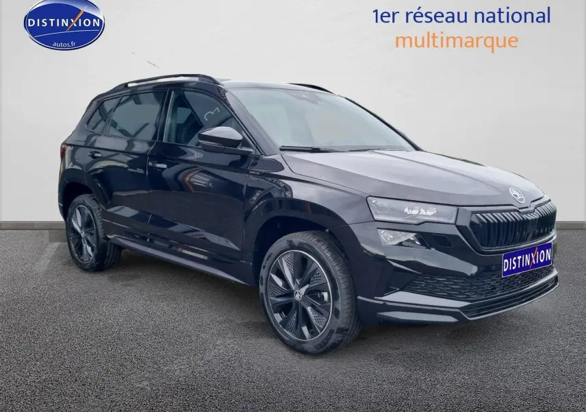 Vue 3/4 avant d’un Skoda Karoq noir 2025 avec jantes alu et calandre marquée sportline.