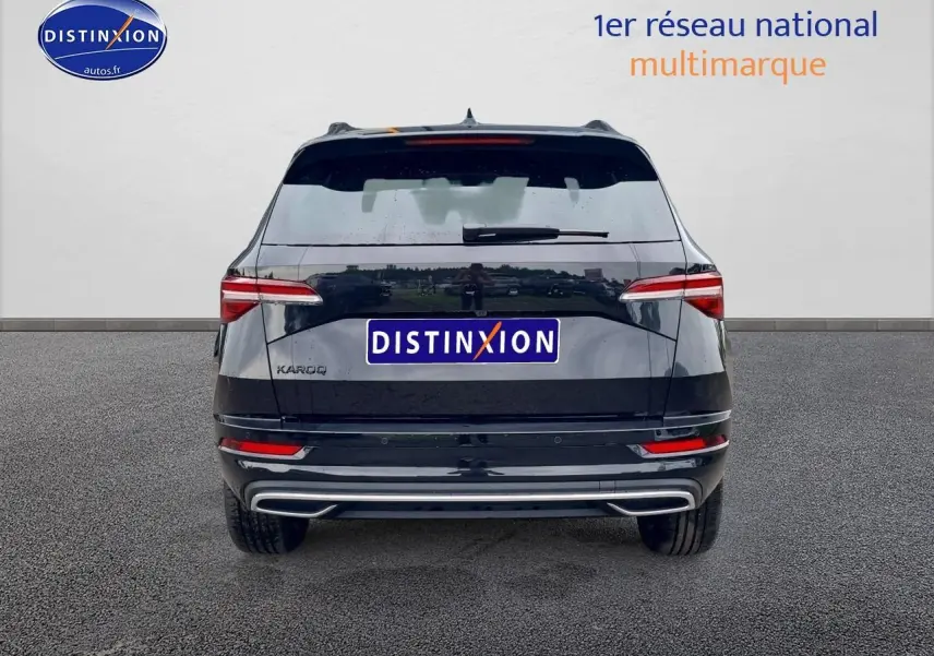 Vue arrière d’un Skoda Karoq noir 2025 avec feux arrière LED et double sortie d’échappement chromée.